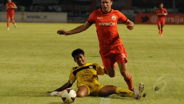 Bek Barito Putera, Guntur Ariyadi (bawah), mencoba menahan pergerakan pemain depan Persija, Ivan Bosnjak, di laga lanjutan Indonesia Super League di Stadion GBK, (5/9/2014). (Liputan6.com/Helmi Fithriansyah)