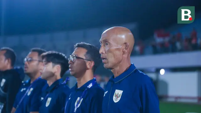 Pelatih Timnas Indonesia Putri, Satoru Mochizuki, saat pertandingan melawan Pakistan di Kualifikasi Piala Asia Wanita 2026 yang berlangsung di Indomilk Arena, Tangerang, Rabu (2/7/2025) malam WIB. (Bola.com/Muhammad Iqbal Ichsan)