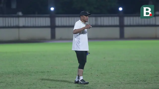 Rahmad Darmawan memimpin sesi latihan Liga Indonesia All Star di Stadion PTIK, Jakarta Selatan, Kamis (3/7/2025) jelang berlaga di Piala Presiden 2025. (Bola.com/Muhammad Iqbal Ichsan)