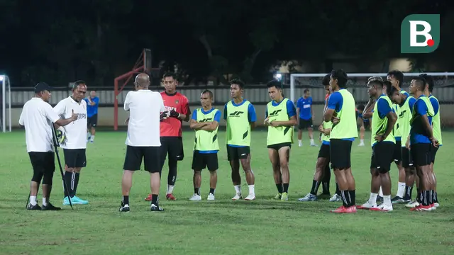 Skuad Liga Indonesia All Star menggelar latihan terbuka perdana jelang berpartisipasi dalam Piala Presiden 2025. Sesi latihan berlangsung di Stadion Sekolah Tinggi Ilmu Kepolisian (STIK), Jakarta Selatan pada Kamis (3/7/2025) malam WIB. Pada latihan kali ini dihadiri oleh 24 pemain dari 30 nama yang dipanggil. (Bola.com/M Iqbal Ichsan)