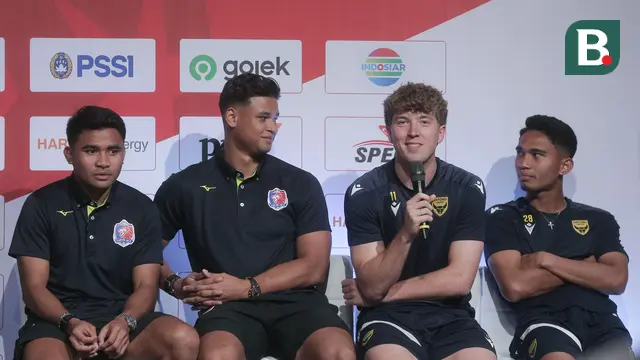 Pemain Oxford United, Ole Romeny (kedua dari kanan) pada sesi konferensi pers Piala Presiden 2025 hari Jumat (04/07/2025). (Muhammad Iqbal Ichsan/Bola.com)