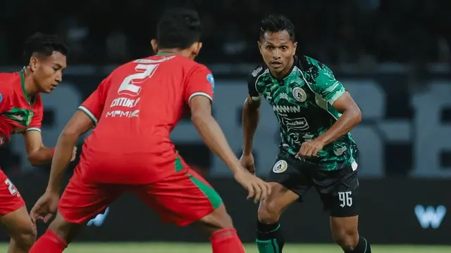 Persebaya Surabaya melawan PSS Sleman. (Bola.com/Dok.Instagram PSS Sleman)