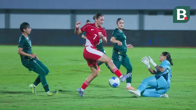 Garuda Pertiwi terlihat kesulitan menembus barisan pertahanan apalagi mencetak gol ke gawang Pakistan pada pertandingan yang digelar di Indomilk Arena, Rabu (2/7/2025). (Bola.com/M Iqbal Ichsan)
