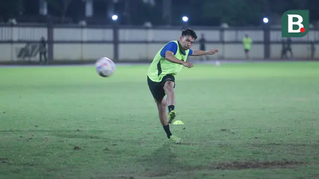 Winger Liga Indonesia All Star, Witan Sulaeman menjalani sesi latihan di Stadion PTIK, Jakarta Selatan, Kamis (3/7/2025). (Bola.com/Muhammad Iqbal Ichsan)