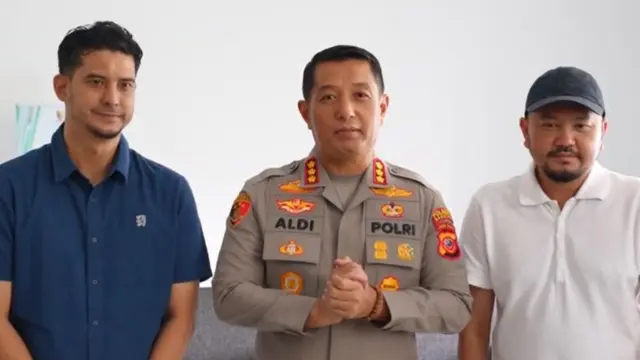 Kapolresta Bandung Kombes Pol Aldi Subartono, berfoto bersama Ketua Viking Persib Club, Tobias Ginanjar (kiri) dan Koordinator Presidium Aremnia, Ali Rifki (kanan), usai pertemuan yang membahas komitmen menjaga ketertiban selama Piala Presiden 2025 berlangsung. (Bola.com/Erwin Snaz)