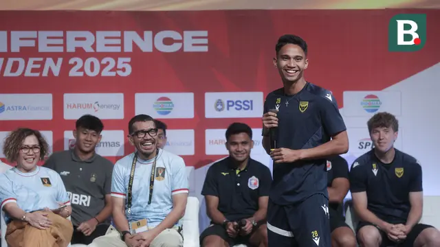 Pemain Oxford United, Marselino Ferdinan, berbicara pada sesi konferensi pers Piala Presiden 2025 di SCTV Tower, Jakarta Pusat, pada Jumat (4/7/2025).(Bola.com/Muhamad Iqbal Ichsan)
