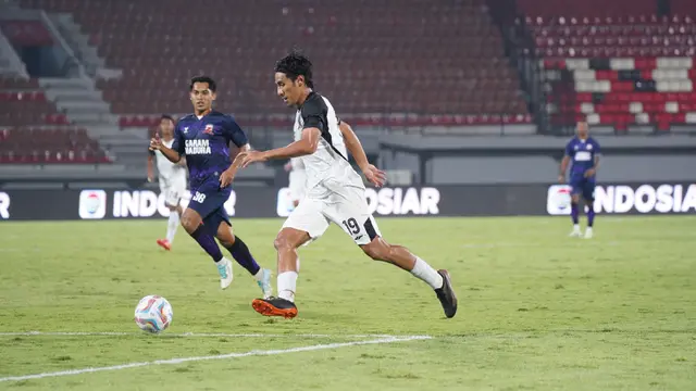 Gelandang Persija Jakarta, Hanif Sjahbandi menguasai bola di depan gelandang Madura United, Ilhamsyah pada laga Grup B Piala Presiden 2024 di Stadion Kapten I Wayan Dipta, Gianyar, Bali, Minggu (21/7/2024). (Dok. Persija)