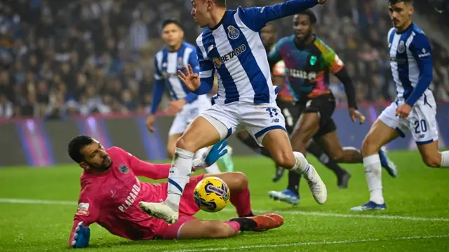 Penyerang FC Porto asal Brasil #11, Pepe, berebut bola dengan kiper Chaves asal Brasil #31, Rodrigo Moura Nascimento, selama pertandingan Liga Portugal antara FC Porto dan GD Chaves di stadion Dragao di Porto pada 29 Desember 2023. (MIGUEL RIOPA/AFP)