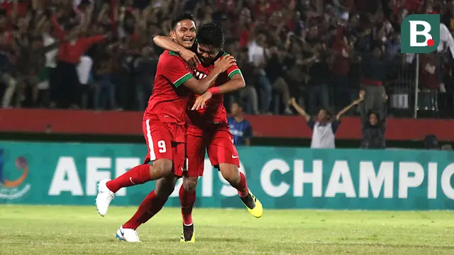Penyerang Timnas Indonesia U-19, M. Rafli (kiri), menangis setelah menang 1-0 atas Vietnam pada penyisihan Grup A Piala AFF U-19 2018 di Stadion Gelora Delta, Sidoarjo, Sabtu (7/7/2018). (Bola.com/Aditya Wany)