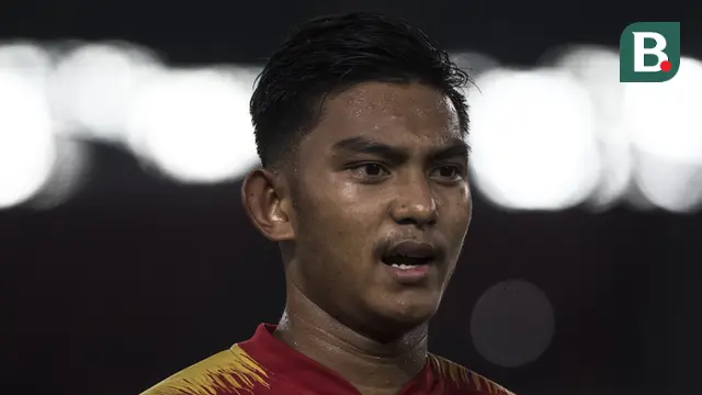 Striker Timnas Indonesia, Rafli Mursalim, menyanyikan lagu Indonesia Raya sebelum melawan Qatar pada laga AFC U-19 Championship di SUGBK, Jakarta, Minggu (21/10). Indonesia kalah 5-6 dari Qatar. (Bola.com/Vitalis Yogi Trisna)