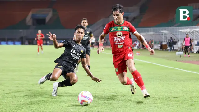 Pemain Persebaya Surabaya, Bruno Moreira, mencoba melewati hadangan dari pemain Dewa United, Alfriyanto Nico, dalam pertandingan Dewa United melawan Persebaya Surabaya pada pekan ke-24 BRI Liga 1 di Stadion Pakansari, Kabupaten Bogor, Jumat (21/2/2025) malam WIB. (Bola.com/Abdul Aziz)
