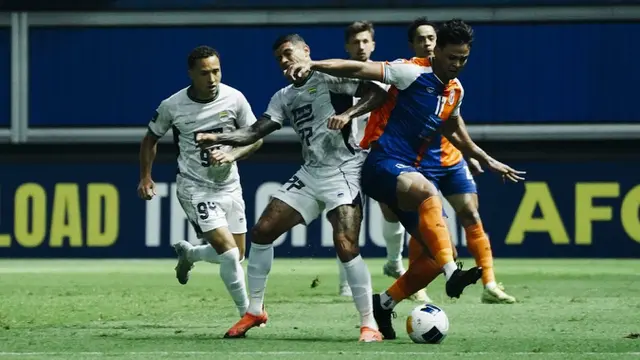 Striker Persib Bandung, Ciro Alves mendapatkan hadangan dari gelandang Port FC, Irfan Fandi dalam laga lanjutan fase grup AFC Champions League 2 2024/2025 di BG Pathum Stadium, Bangkok, Kamis (28/11/2024). (Dok. Persib)
