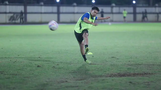 Pemain Liga Indonesia All Star, Witan Sulaeman melakukan shooting pada latihan jelang berpartisipasi dalam Piala Presiden 2025. Sesi latihan berlangsung di Stadion Sekolah Tinggi Ilmu Kepolisian (STIK), Jakarta Selatan pada Kamis (3/7/2025) malam WIB. Pada latihan kali ini dihadiri oleh 24 pemain dari 30 nama yang dipanggil. (Bola.com/M Iqbal Ichsan)