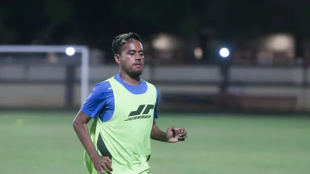 Gelandang Liga Indonesia All Star, Alwi Slamat berlatih di Stadion PTIK, Jakarta Selatan, Kamis (3/7/2025) jelang berlaga di Piala Presiden 2025. (Bola.com/Muhammad Iqbal Ichsan).