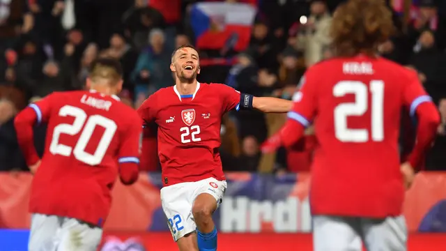 Gelandang West Ham United berusia 29 tahun, Tomas Soucek dipercaya menyandang ban kapten Timnas Republik Ceska pada Euro 2024. Ia diberi kepercayaan menyandang ban kapten Republik Ceska sejak 2021 menggantikan Vladimir Darida yang memutuskan pensiun bersama timnas. Bersama Republik Ceska, Tomas Soucek hingga kini telah mengoleksi 69 caps dengan torehan 12 gol dan 5 assist. (AFP/Michal Cizek)