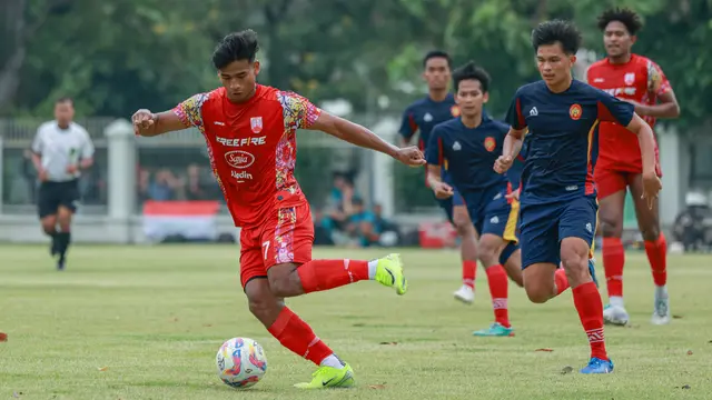 Striker Persis Solo, Irfan Jauhari, menjadi satu-satunya penyerang yang bisa diturunkan saat menghadapi uji coba melawan Persiba Bantul di Lapangan Banyuanyar, Solo, Rabu (13/11/2024) sore WIB. Selain dua striker yang dipanggil tim nasional, Persis juga kehilangan penyerang asing karena masih cedera. (Bola.com/Radifa Arsa)