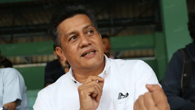 Ketua Asosiasi Asprov PSSI, Gusti Randa bercerita perihal pengunduran dirinya sebagai anggota Exco PSSI di Lapangan Sumantri Brojonegoro, Jakarta, Kamis (21/4/2016). (Doc Bola.com)