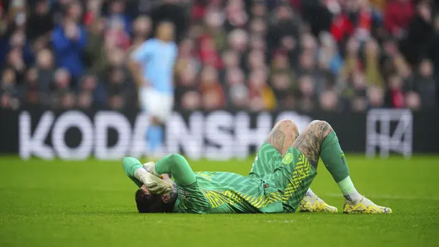 Kiper Manchester City, Ederson terbaring di lapangan setelah mengalami cedera yang akhirnya tidak dapat melanjutkan pertandingan saat menghadapi Liverpool pada laga pekan ke-28 Premier League 2023/2024 di Anfield Stadium, Liverpool, Minggu (10/3/2024). (AP Photo/Jon Super)