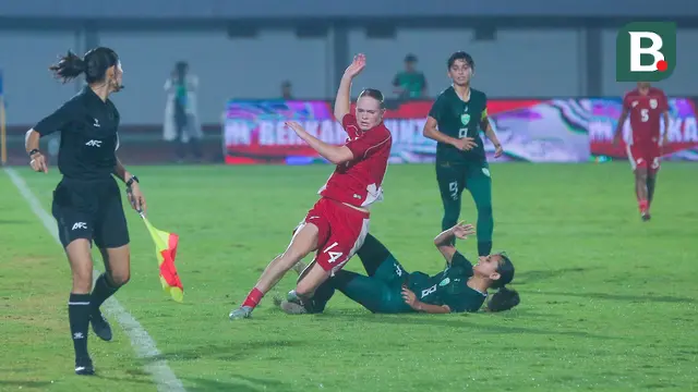 Pemain Timnas Indonesia putri, Isa Warps, terjatuh saat berusaha melewati pemain Pakistan dalam laga kedua Grup D Kualifikasi Piala Asia Putri 2026 di Indomilk Arena, Rabu (2/7/2025). (Bola.com/M Iqbal Ichsan)