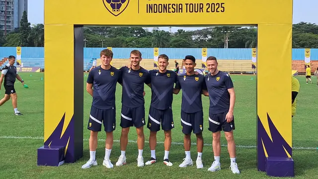 Oxford United menggelar coaching clinic yang digelar di GOR Soemantri Brodjonegoro, Jakarta Selatan, pada Sabtu (5/7/2025). (Bola.com/Muhammad Adiyaksa)