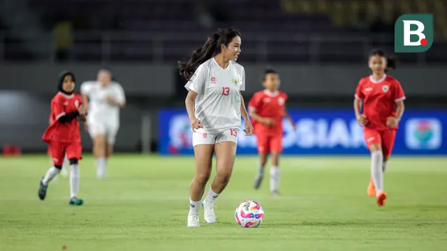Pemain Timnas Indonesia putri, Safira Ika, menguasai bola pada laga eksibisi antara 6 pemain Timnas Indonesia putri menghadapi 30 pemain SSB Putri Surakarta FC U-12 dalam rangkaian acara penutupan Piala Presiden 2024 di Stadion Manahan, Solo, Minggu (4/8/2024). (Bola.com/Bagaskara Lazuardi)
