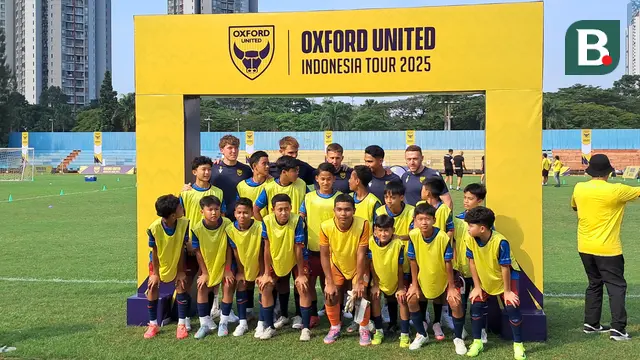 Oxford United menggelar coaching clinic yang digelar di GOR Soemantri Brodjonegoro, Jakarta Selatan, pada Sabtu (5/7/2025). (Bola.com/Muhammad Adiyaksa)
