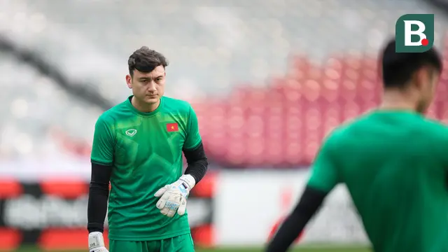 Kiper Timnas Vietnam, Dang Van Lam saat melakukan latihan resmi menjelang laga semifinal Piala AFF 2022 melawan Timnas Indonesia yang berlangsung di Stadion Utama Gelora Bung Karno (SUGBK), Jakarta, Kamis (05/01/2023). (Bola.com/Bagaskara Lazuardi)