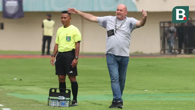 Pelatih Persib Bandung, Bojan Hodak saat laga pembuka Piala Presiden 2024 melawan PSM Makassar di Stadion Si Jalak Harupat, Bandung, Jumat (19/07/2024). (Bola.com/Abdul Aziz)