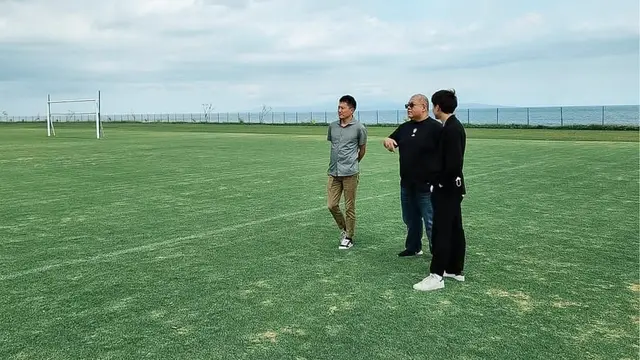 Pertemuan antara CEO Bali United Yabes Tanuri dan perwakilan J-League di Stadion Kapten I Wayan Dipta dan training ground Bali United. (Maheswara Putra/Bola.com)