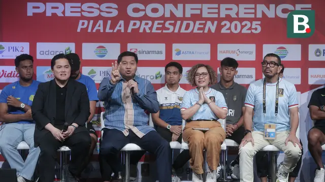 Ketua Umum PSSI, Erick Thohir, Ketua SC Piala Presiden 2025, Maruarar Sirait, Direktur SCM, Harsiwi Achmad, dan Ketua OC piala Presiden 2025, Arya Sinulingga, memberi keterangan dalam konferensi pers terkait Piala Presiden 2025 di SCTV Tower, Senayan, Jakarta Pusat, Jumat (4/7/2025). Acara tersebut juga dihadiri para perwakilan pemain dari enam klub peserta turnamen tersebut. (Bola.com/M Iqbal Ichsan)