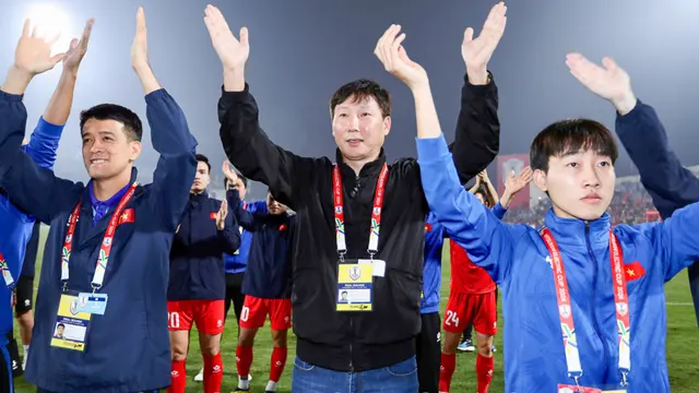 Pelatih Timnas Vietnam, Kim Sang-sik (tengah), setelah kemenangan 2-1 atas Thailand di leg pertama final Piala AFF 2024 di Stadion Viet Tri, Phu Tho (2-1-2025). (Bola.com/VFF)