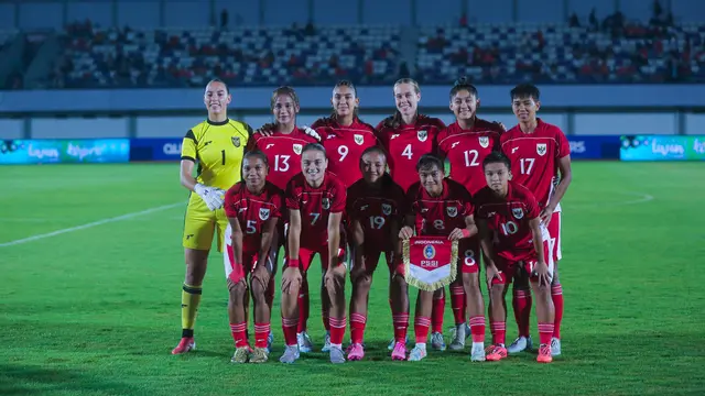 Starting XI Timnas Putri Indonesia melawan Pakistan di di matchday 2 Grup D Kualifikasi Piala Asia Putri 2026 di Sport Centre Kelapa Dua Tangerang Stadium, Rabu (02/07/2025) malam WIB. (M. Iqbal Ichsan)