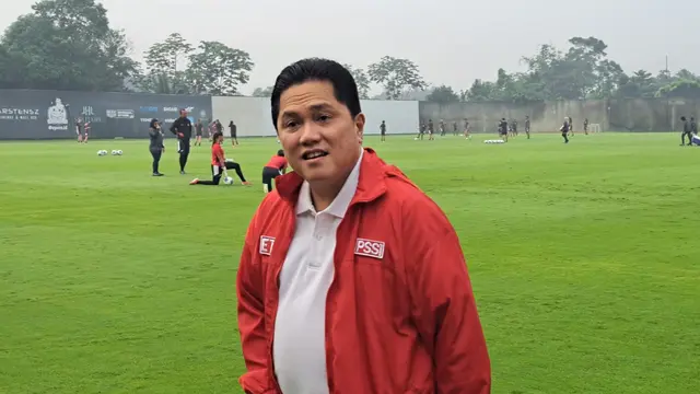Ketua Umum PSSI Erick Thohir saat memantau latihan timnas putri Indonesia jelang Kualifikasi Piala Asia Wanita 2026 di Tangerang. (Liputan6.com/Pramita Tristiawati)