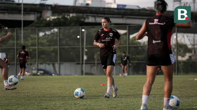 Pemain Timnas Indonesia putri, Felicia Victoria de Zeeuw, menggiring bola saat latihan jelang laga kualifikasi Piala Asia 2026 yang berlangsung di lapangan latih Jakarta International Stadium (JIS), Jakrata Utara, Jumat (20/06/2025). (Bola.com/Bagaskara Lazuardi)
