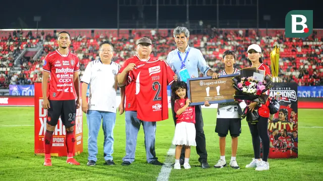 Stefano Cugurra bersama keluarganya mendapatkan apresiasi dari owner Bali United Pieter Tanuri, CEO Bali United Yabes Tanuri, dan kapten Bali United Ricky Fajrin. (Bola.com/Alit Binawan)