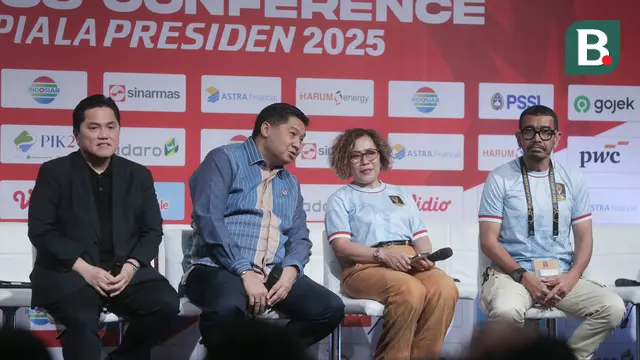 Ketua Umum PSSI Erick Thohir, Ketua SC Piala Presiden 2025 Maruarar Sirait, Direktur SCM Harsiwi Achmad, dan Ketua OC piala Presiden 2025 Arya Sinulingga memberi keterangan dalam konferensi pers terkait Piala Presiden 2025 di SCTV Tower, Senayan, Jakarta Pusat, Jumat (4/7/2025). Acara tersebut juga dihadiri para perwakilan pemain dari enam klub peserta turnamen tersebut. (Bola.com/M Iqbal Ichsan)