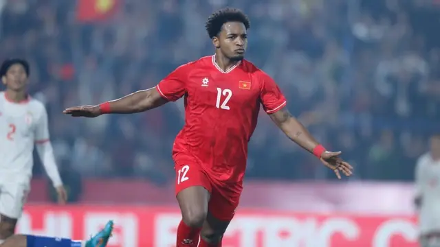 Striker Timnas Vietnam, Nguyen Xuan Son, merayakan golnya ke gawang Myanmar pada laga terakhir penyisihan Grup B Piala AFF 2024 di Stadion Viet Tri, Phu Tho, Sabtu (21-12-2024). Timnas Vietnam menang 5-0 dalam pertandingan ini. (Bola.com/Aseanunitedfc)
