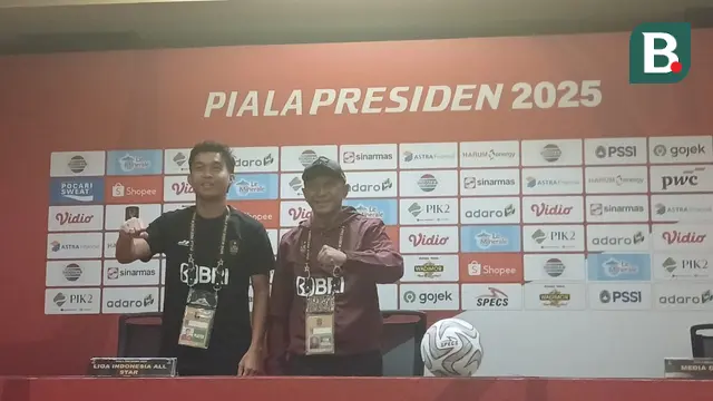 Rahmad Darmawan dan Akbar Tanjung dari Liga Indonesia All Star dalam sesi konferensi pers di Stadion Utama Gelora Bung Karno, Jakarta, Sabtu (6/7/2025). (Bola.com/Hery Kurniawan).