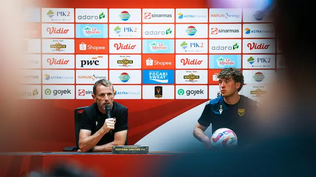 Gary Rowett dan Ole Romeny dari Oxford United mengikuti sesi konferensi pers di Stadion Utama Gelora Bung Karno, Jakarta, Sabtu (5/7/2025). (Dok. Media Piala Presiden).