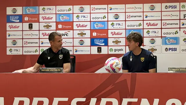 Gary Rowett, pelatih Oxford United, hadir dalam konferensi pers Piala Presiden 2025 di Stadion Utama Gelora Bung Karno pada Sabtu sore (5/7/2025). (Liputan6.com/Melinda)