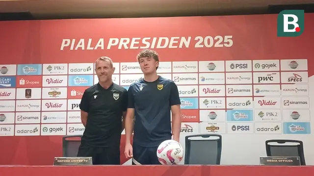 Gary Rowett dan Ole Romeny dari Oxford United mengikuti sesi konferensi pers jelang laga melawan Liga Indonesia All Star di Stadion Gelora Bung Karno, Jakarta, Sabtu (5/7/2025).