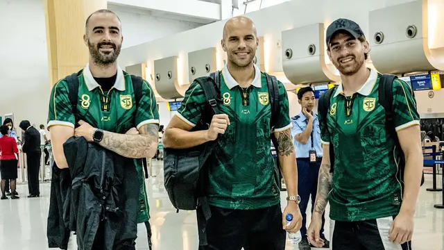 Pemain Persebaya Milos Raickovic, Risto Mitrevski, Dejan Tumbas. (Bola.comAditya Wany)