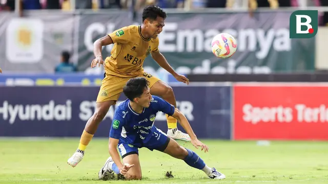 Pemain Bhayangkara FC, Frengky Missa (kiri) berebut bola dengan pemain PSIM Yogyakarta, Yusaku Yamadera, dalam laga final Pegadaian Liga 2 2024/2025 di Stadion Manahan, Solo, Jawa Tengah, Rabu (26/02/2025). (Bola.com/Abdul Aziz)