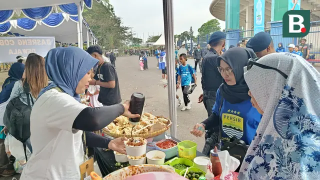 Bobotoh antusias menjelang laga Persib Bandung versus Port FC di Piala Presiden 2025, cukup tinggi. Ribuan Bobotoh mulai memadati area Stadion Si Jalak Harupat, Kabupaten Bandung, Minggu (6/7/2025). (Bola.com/Muhammad Faqih)