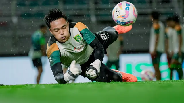 Kiper Persebaya, Ernando Ari Sutaryadi melakukan persiapan jelang laga kontra Semen Padang di BRI Liga 1 2024/2025. (X/Persebaya)
