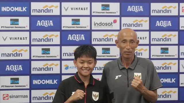 Helsya Maeisyaroh bersama pelatih Timnas Indonesia Putri, Satoru Mochizuki usai laga kontra Chinese Taipei, Sabtu 6 Juli 2025. (X/Muhammad Iqbal Ichsan)