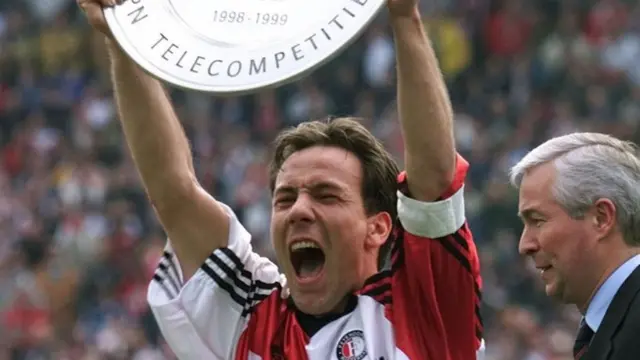 Kapten Feyenoord Rotterdam, Jean-Paul Van Gastel, bersorak gembira saat menunjukkan trofi Liga Belanda kepada penonton di stadion Feyenoord pada 25 April 1999. Feyenoord bermain imbang 2-2 hari ini melawan NAC Breda. Feyenoord merebut gelar juara untuk ke-14 kalinya dalam sejarah mereka. (COR MULDER/ANP/AFP)