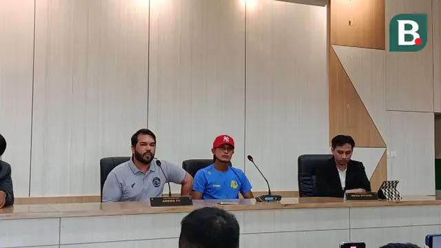 Asisten pelatih Arema FC, Andre Caldas dan Johan Ahmad Afarizi dalam sesi jumpa pers Piala Presiden 2025. (Muhammad Faqih/Bola.com)