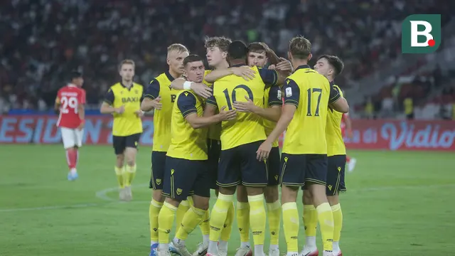 Oxford United mengalahkan Liga Indonesia All Stars dalam partai pertama Grup A Piala Presiden 2025 di Stadion Utama Gelora Bung Karno (SUGBK), Jakarta Pusat, pada Minggu (6/7/2025) malam WIB. (Bola.com/Muhammad Iqbal Ichsan)