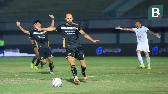 Pemain Dewa United, Risto Mitrevski, membiarkan bola keluar lapangan setelah pemain PSS Sleman salah memberikan umpan pada laga pekan ke-15 BRI Liga 1 di Stadion Indomilk Arena, Tangerang, Jumat (6/10/2023). Dewa United menang dengan skor 3-1. (Bola.com/M. Iqbal Ichsan)